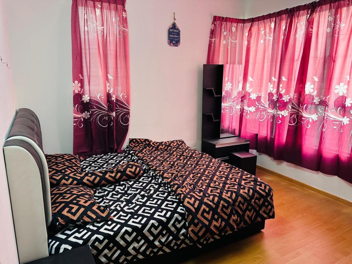 Tom's Apartment *